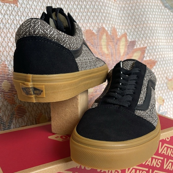 Vans Men’s Old Skool
Herringbone Black/Brown
VN000CP5YS8
Sneakers - Picture 5 of 16